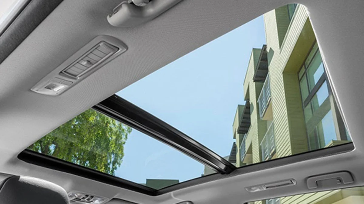 Jangan Keluarkan Tubuh dari Sunroof Saat Berkendara, Ini Bahayanya